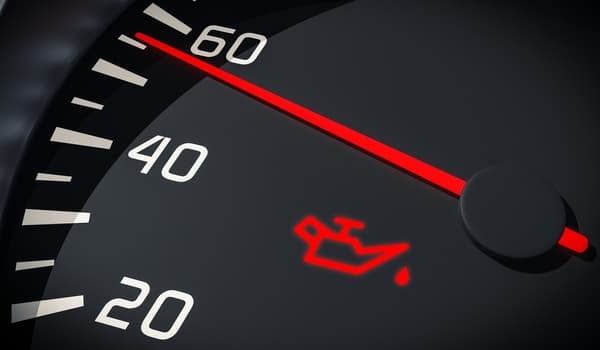 ظهور علامة انخفاض ضغط زيت المحرك