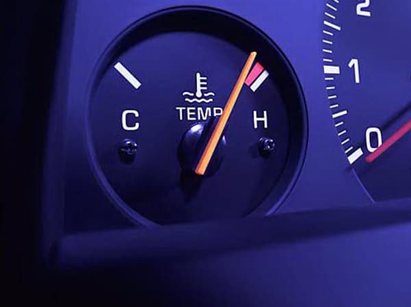 ارتفاع الحرارة من علامات تلف رديتر السيارة