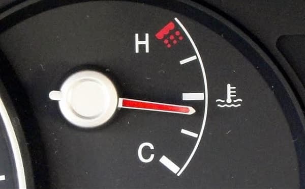 خروج الماء من الشكمان بفعل حرارة المحرك