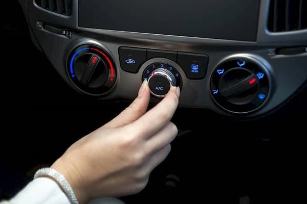 مروحة مكيف السيارة تعمل بسرعات محددة